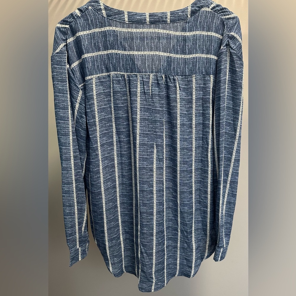 NO BRAND SHOWN size MEDIUM Blue and White Relaxed Blouse with Mandarin Collar - Picture 2 of 5